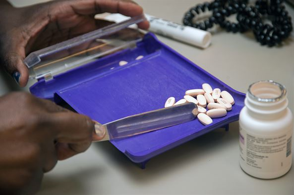 pharmacy tech filling a prescription